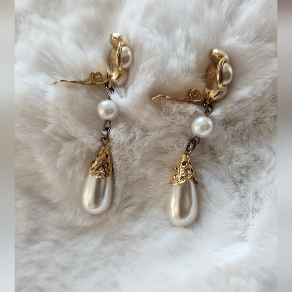Vintage Gold and Pearl Clip On Earrings - Picture 4 of 6